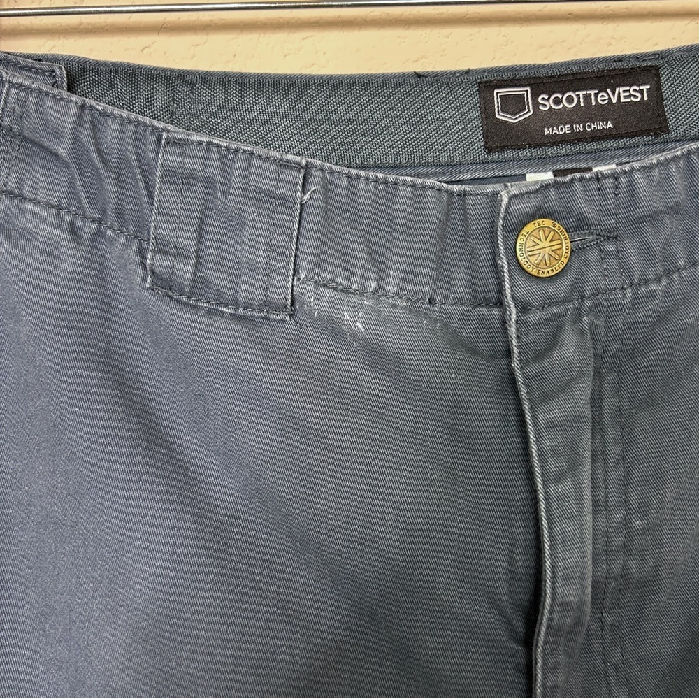 Scottevest TEC Shorts Mens 38
Beige Chino Hidden Cargo Pockets Travel Navy - Picture 3 of 7